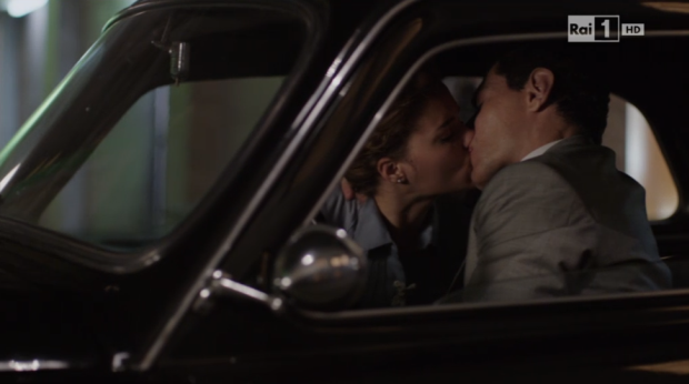Teresa e Pietro si baciano