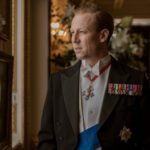 The Crown: la prima foto di Tobias Menzies nel ruolo del Principe Filippo