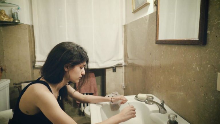 “Tagli”, storie di autolesionismo nel documentario in esclusiva su DPLAY Plus e poi su Real time