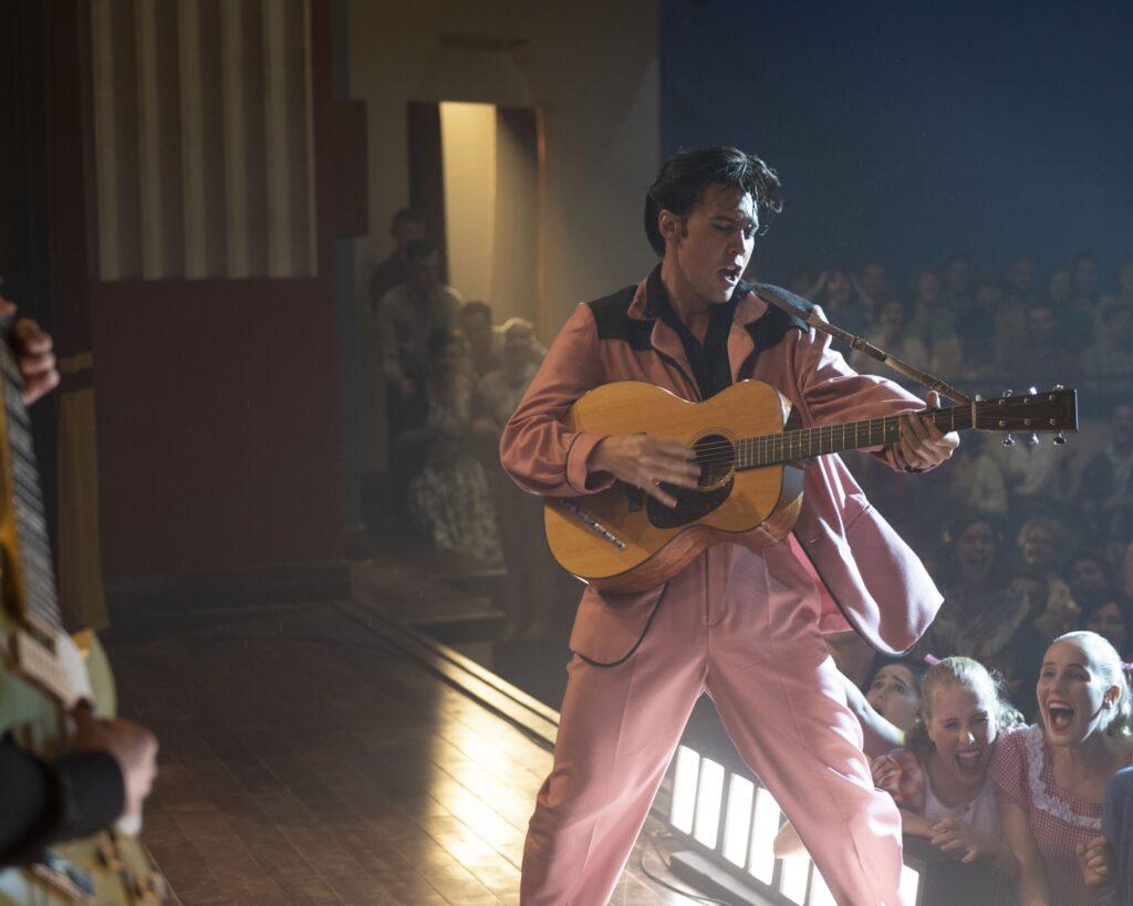 Elvis il film di Baz Luhrmann, con Austin Butler e Tom Hanks arriva su Sky Cinema