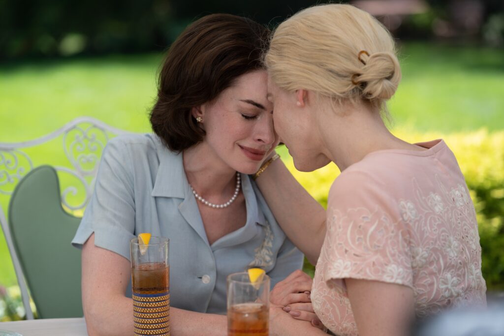 Mothers’ Instinct, Jessica Chastain e Anne Hathaway in un incalzante thriller al cinema