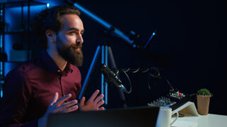 voiceover-professionale-in-registrazione-podcast